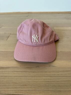 New York Yankees Mini Logo Cap / Pink / OS
